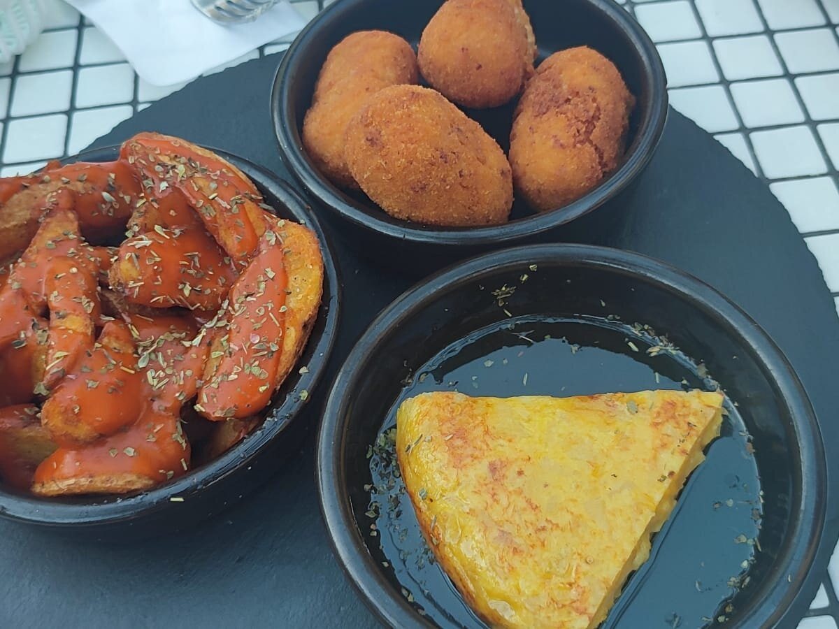 Bravas y croquetas